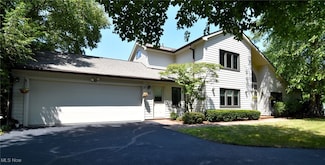 432 Chipping Ln, Chagrin Falls, OH 44023