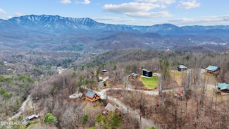 916 Smoky Ct, Gatlinburg, TN 37738