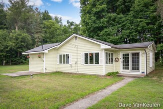 1060 Hunt St, Lowell, MI 49331