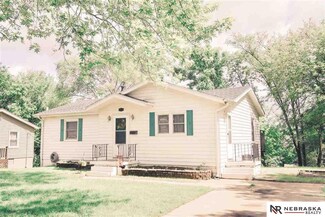 8710 Valley St, Omaha, NE 68124