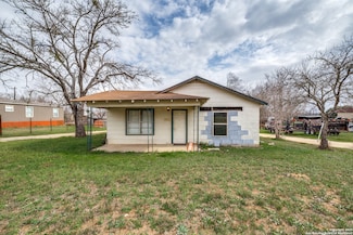 914 Trail St, Floresville, TX 78114