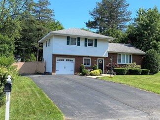 16 Sandra Sue Dr, Albany, NY 12211