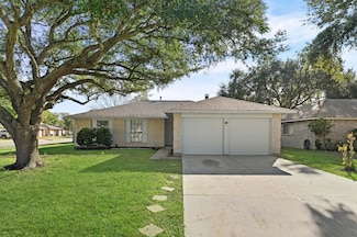 14003 Vinehill Dr, Sugar Land, TX 77498