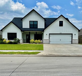 623 Greystone Ln, Angleton, TX 77515