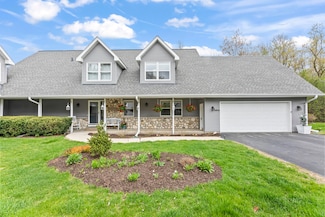 1610 Journeys Dr Unit 1, Hartland, WI 53029