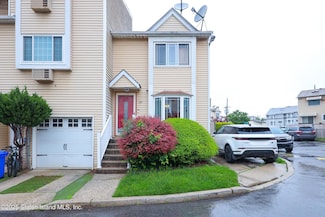 30 Northport Ln, Staten Island, NY 10314