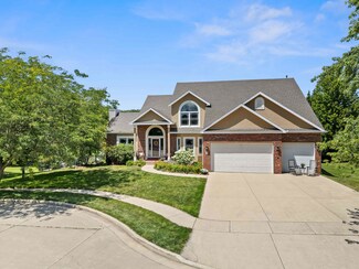 11 Willowbend Ct, Bloomington, IL 61705