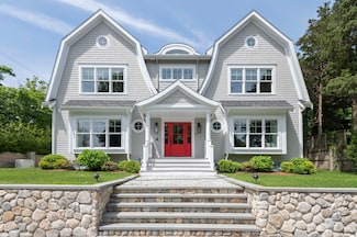 4 Leslie St, Falmouth, MA 2543