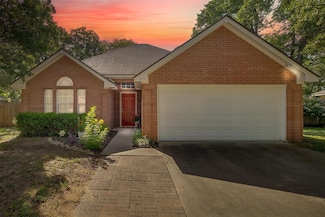 692 High Crest Dr, Azle, TX 76020