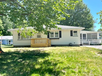 33 E Beech St, Fruitport Charter Township, MI 49415