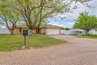 135 W Bear Creek Rd, Glenn Heights, TX 75154