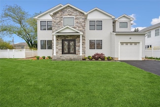 15 Lorraine St, Syosset, NY 11791