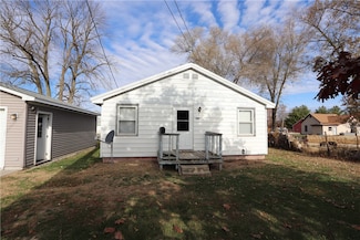 1014 Illinois Ave, Windsor, IL 61957