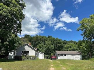 232 W Burdickville Rd, Maple City, MI 49664