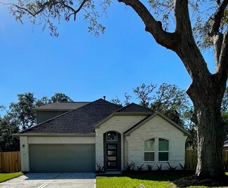451 S Amherst Dr, West Columbia, TX 77486