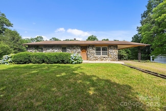 18 Progress Ln, Candler, NC 28715