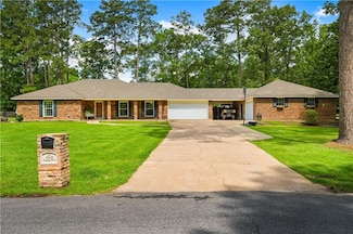 218 Country Club Dr, Pineville, LA 71360