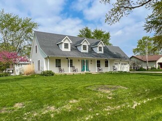 512 E State St, Mahomet, IL 61853