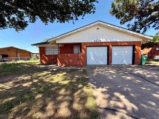 1210 Clover Dr, Burkburnett, TX 76354