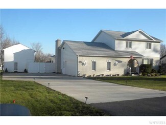 7995 Crestview Dr, Niagara Falls, NY 14304
