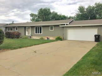 2010 Roundtable Rd, Sergeant Bluff, IA 51054
