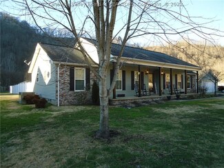 12 Country Club Dr, Chapmanville, WV 25508
