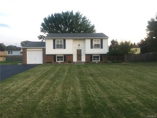 6610 Royal Pkwy N, Lockport, NY 14094