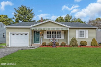 31 Whitaker Dr, Toms River, NJ 08757