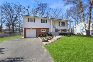 39 Holiday Rd, Manalapan, NJ 07726