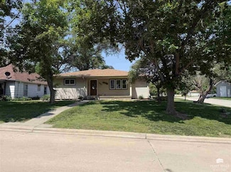 421 N Broadway Ave, Beloit, KS 67420
