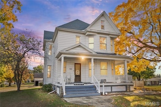 918 5th St, Carrollton, IL 62016