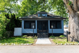 32 Sykes St, Warwick, RI 02886