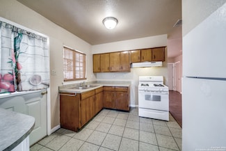111 Zerrcliff Ln, San Antonio, TX 78220