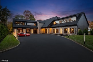 8 Flintlock Ct, Totowa, NJ 07512