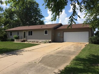 211 Riverview Dr, Vinton, IA 52349