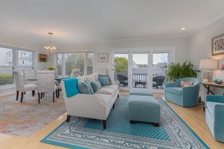 7 Whaler Ln, Quincy, MA 02171