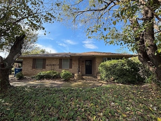 113 Brook Hollow Dr, Desoto, TX 75115