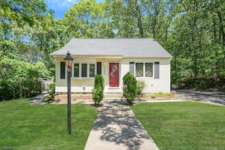 107 Cedar Ln, Medford, NY 11763
