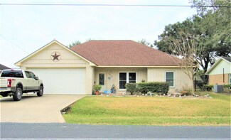 2215 Sue St, El Campo, TX 77437