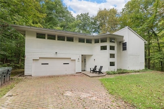 3812 Ellendale Rd, Chagrin Falls, OH 44022