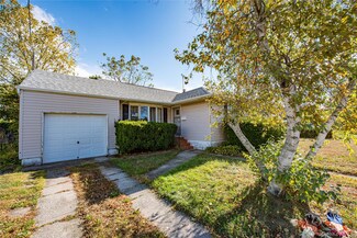 710 S 4th St, Lindenhurst, NY 11757