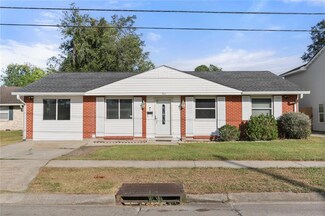 861 Oakwood Dr, Gretna, LA 70056