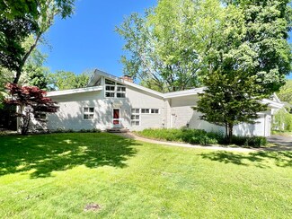 206 Biltmore Dr, North Barrington, IL 60010