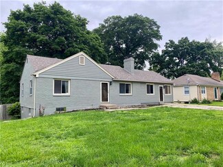 4930 NE Park Ln, Kansas City, MO 64118