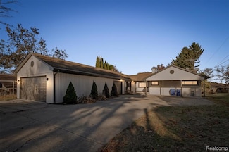 6440 Andersonville Rd, Waterford, MI 48329