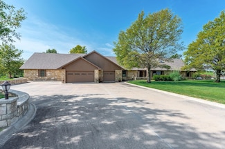 1 Braid Hill Dr, Winfield, KS 67156