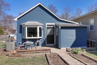 95 Hillside Ct, Fox Lake, IL 60020