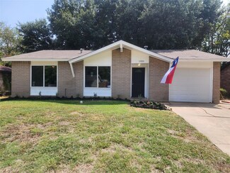 1300 Rosewood Ln, Arlington, TX 76010