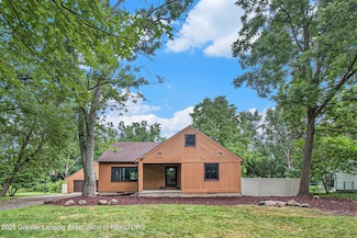 710 Gainsborough Dr, East Lansing, MI 48823