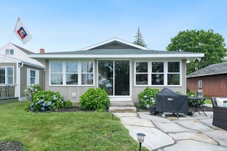 11869 N Forest Dr, Syracuse, IN 46567